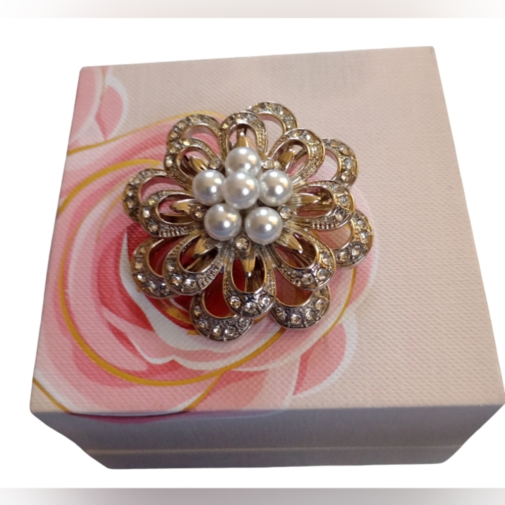 Elegant Silver Peal Floral  Brooch NWOT